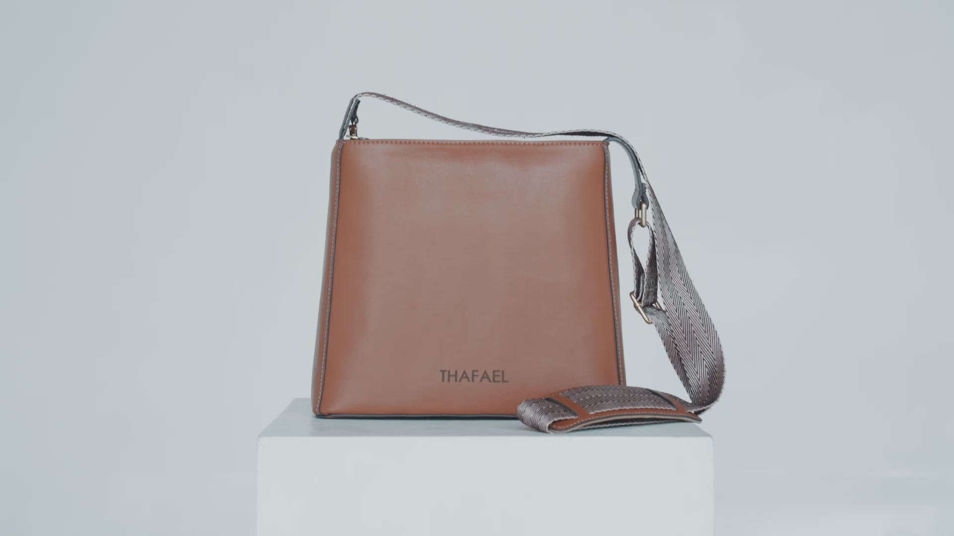 how to use the Thafael anti theft crossbody bag video